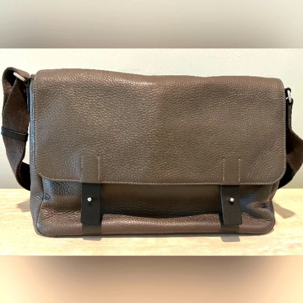 Rare Ecco Unisex Ely Grey Pebbled Leather Messenger Bag is Pristine